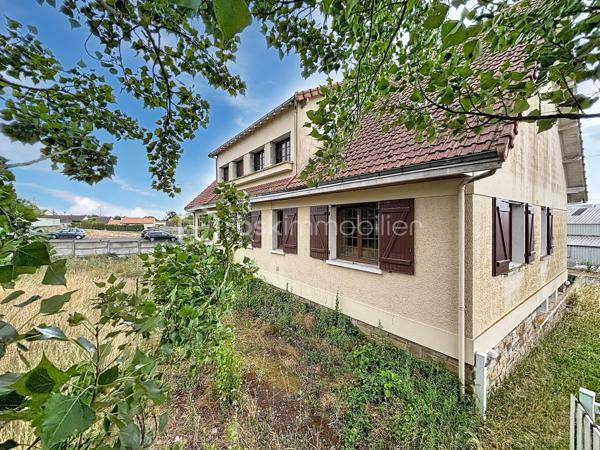 Maison familiale à rénover située à Bressuire (79300)

Découvrez cette spacieuse maison familiale offrant de beaux volumes et un fort potentiel d'aménagement.

La visite débute par un vaste hall d'entrée de 12 m² desservant un double séjour lumineux de 43 m² ainsi qu'une cuisine de 20 m².

Sur ce même niveau, vous trouverez un bureau, deux chambres bénéficiant d'un accès direct à une salle d'eau, une suite parentale avec dressing et salle de bains privative, ainsi que des WC indépendants.

À l'étage, la maison dispose de deux chambres de 13,5 m² chacune et d'un grenier aménageable d'environ 100 m², offrant de nombreuses possibilités d'extension ou de création d'espaces supplémentaires.

Le sous-sol comprend une pièce d'environ 40 m² pouvant être aménagée en salle de jeux, salle de sport ou espace de loisirs, ainsi qu'une cave, une chaufferie et un garage permettant de stationner deux véhicules.

Si vous recherchez une maison aux volumes généreux, idéale pour accueillir votre famille, et bénéficiant d'un emplacement privilégié à proximité immédiate des écoles et de toutes les commodités qu'offre la ville de Bressuire, ce bien pourrait parfaitement répondre à vos attentes.