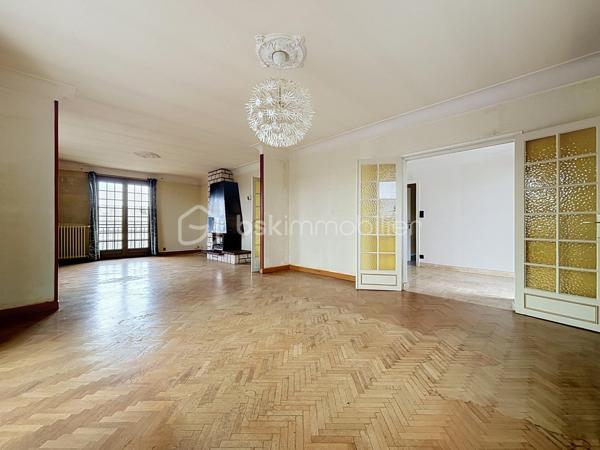 Maison familiale à rénover située à Bressuire (79300)

Découvrez cette spacieuse maison familiale offrant de beaux volumes et un fort potentiel d'aménagement.

La visite débute par un vaste hall d'entrée de 12 m² desservant un double séjour lumineux de 43 m² ainsi qu'une cuisine de 20 m².

Sur ce même niveau, vous trouverez un bureau, deux chambres bénéficiant d'un accès direct à une salle d'eau, une suite parentale avec dressing et salle de bains privative, ainsi que des WC indépendants.

À l'étage, la maison dispose de deux chambres de 13,5 m² chacune et d'un grenier aménageable d'environ 100 m², offrant de nombreuses possibilités d'extension ou de création d'espaces supplémentaires.

Le sous-sol comprend une pièce d'environ 40 m² pouvant être aménagée en salle de jeux, salle de sport ou espace de loisirs, ainsi qu'une cave, une chaufferie et un garage permettant de stationner deux véhicules.

Si vous recherchez une maison aux volumes généreux, idéale pour accueillir votre famille, et bénéficiant d'un emplacement privilégié à proximité immédiate des écoles et de toutes les commodités qu'offre la ville de Bressuire, ce bien pourrait parfaitement répondre à vos attentes.