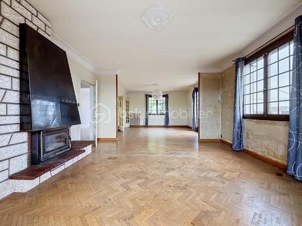 Maison familiale à rénover située à Bressuire (79300)

Découvrez cette spacieuse maison familiale offrant de beaux volumes et un fort potentiel d'aménagement.

La visite débute par un vaste hall d'entrée de 12 m² desservant un double séjour lumineux de 43 m² ainsi qu'une cuisine de 20 m².

Sur ce même niveau, vous trouverez un bureau, deux chambres bénéficiant d'un accès direct à une salle d'eau, une suite parentale avec dressing et salle de bains privative, ainsi que des WC indépendants.

À l'étage, la maison dispose de deux chambres de 13,5 m² chacune et d'un grenier aménageable d'environ 100 m², offrant de nombreuses possibilités d'extension ou de création d'espaces supplémentaires.

Le sous-sol comprend une pièce d'environ 40 m² pouvant être aménagée en salle de jeux, salle de sport ou espace de loisirs, ainsi qu'une cave, une chaufferie et un garage permettant de stationner deux véhicules.

Si vous recherchez une maison aux volumes généreux, idéale pour accueillir votre famille, et bénéficiant d'un emplacement privilégié à proximité immédiate des écoles et de toutes les commodités qu'offre la ville de Bressuire, ce bien pourrait parfaitement répondre à vos attentes.