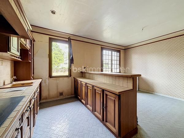 Maison familiale à rénover située à Bressuire (79300)

Découvrez cette spacieuse maison familiale offrant de beaux volumes et un fort potentiel d'aménagement.

La visite débute par un vaste hall d'entrée de 12 m² desservant un double séjour lumineux de 43 m² ainsi qu'une cuisine de 20 m².

Sur ce même niveau, vous trouverez un bureau, deux chambres bénéficiant d'un accès direct à une salle d'eau, une suite parentale avec dressing et salle de bains privative, ainsi que des WC indépendants.

À l'étage, la maison dispose de deux chambres de 13,5 m² chacune et d'un grenier aménageable d'environ 100 m², offrant de nombreuses possibilités d'extension ou de création d'espaces supplémentaires.

Le sous-sol comprend une pièce d'environ 40 m² pouvant être aménagée en salle de jeux, salle de sport ou espace de loisirs, ainsi qu'une cave, une chaufferie et un garage permettant de stationner deux véhicules.

Si vous recherchez une maison aux volumes généreux, idéale pour accueillir votre famille, et bénéficiant d'un emplacement privilégié à proximité immédiate des écoles et de toutes les commodités qu'offre la ville de Bressuire, ce bien pourrait parfaitement répondre à vos attentes.