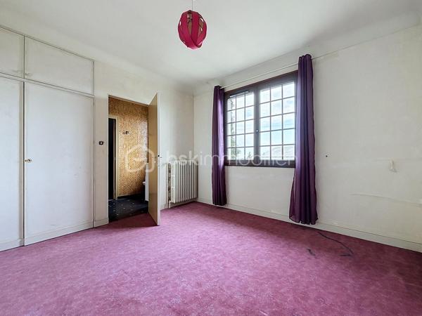 Maison familiale à rénover située à Bressuire (79300)

Découvrez cette spacieuse maison familiale offrant de beaux volumes et un fort potentiel d'aménagement.

La visite débute par un vaste hall d'entrée de 12 m² desservant un double séjour lumineux de 43 m² ainsi qu'une cuisine de 20 m².

Sur ce même niveau, vous trouverez un bureau, deux chambres bénéficiant d'un accès direct à une salle d'eau, une suite parentale avec dressing et salle de bains privative, ainsi que des WC indépendants.

À l'étage, la maison dispose de deux chambres de 13,5 m² chacune et d'un grenier aménageable d'environ 100 m², offrant de nombreuses possibilités d'extension ou de création d'espaces supplémentaires.

Le sous-sol comprend une pièce d'environ 40 m² pouvant être aménagée en salle de jeux, salle de sport ou espace de loisirs, ainsi qu'une cave, une chaufferie et un garage permettant de stationner deux véhicules.

Si vous recherchez une maison aux volumes généreux, idéale pour accueillir votre famille, et bénéficiant d'un emplacement privilégié à proximité immédiate des écoles et de toutes les commodités qu'offre la ville de Bressuire, ce bien pourrait parfaitement répondre à vos attentes.