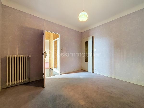 Maison familiale à rénover située à Bressuire (79300)

Découvrez cette spacieuse maison familiale offrant de beaux volumes et un fort potentiel d'aménagement.

La visite débute par un vaste hall d'entrée de 12 m² desservant un double séjour lumineux de 43 m² ainsi qu'une cuisine de 20 m².

Sur ce même niveau, vous trouverez un bureau, deux chambres bénéficiant d'un accès direct à une salle d'eau, une suite parentale avec dressing et salle de bains privative, ainsi que des WC indépendants.

À l'étage, la maison dispose de deux chambres de 13,5 m² chacune et d'un grenier aménageable d'environ 100 m², offrant de nombreuses possibilités d'extension ou de création d'espaces supplémentaires.

Le sous-sol comprend une pièce d'environ 40 m² pouvant être aménagée en salle de jeux, salle de sport ou espace de loisirs, ainsi qu'une cave, une chaufferie et un garage permettant de stationner deux véhicules.

Si vous recherchez une maison aux volumes généreux, idéale pour accueillir votre famille, et bénéficiant d'un emplacement privilégié à proximité immédiate des écoles et de toutes les commodités qu'offre la ville de Bressuire, ce bien pourrait parfaitement répondre à vos attentes.