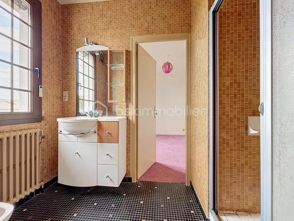 Maison familiale à rénover située à Bressuire (79300)

Découvrez cette spacieuse maison familiale offrant de beaux volumes et un fort potentiel d'aménagement.

La visite débute par un vaste hall d'entrée de 12 m² desservant un double séjour lumineux de 43 m² ainsi qu'une cuisine de 20 m².

Sur ce même niveau, vous trouverez un bureau, deux chambres bénéficiant d'un accès direct à une salle d'eau, une suite parentale avec dressing et salle de bains privative, ainsi que des WC indépendants.

À l'étage, la maison dispose de deux chambres de 13,5 m² chacune et d'un grenier aménageable d'environ 100 m², offrant de nombreuses possibilités d'extension ou de création d'espaces supplémentaires.

Le sous-sol comprend une pièce d'environ 40 m² pouvant être aménagée en salle de jeux, salle de sport ou espace de loisirs, ainsi qu'une cave, une chaufferie et un garage permettant de stationner deux véhicules.

Si vous recherchez une maison aux volumes généreux, idéale pour accueillir votre famille, et bénéficiant d'un emplacement privilégié à proximité immédiate des écoles et de toutes les commodités qu'offre la ville de Bressuire, ce bien pourrait parfaitement répondre à vos attentes.