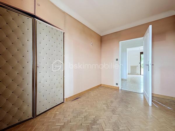 Maison familiale à rénover située à Bressuire (79300)

Découvrez cette spacieuse maison familiale offrant de beaux volumes et un fort potentiel d'aménagement.

La visite débute par un vaste hall d'entrée de 12 m² desservant un double séjour lumineux de 43 m² ainsi qu'une cuisine de 20 m².

Sur ce même niveau, vous trouverez un bureau, deux chambres bénéficiant d'un accès direct à une salle d'eau, une suite parentale avec dressing et salle de bains privative, ainsi que des WC indépendants.

À l'étage, la maison dispose de deux chambres de 13,5 m² chacune et d'un grenier aménageable d'environ 100 m², offrant de nombreuses possibilités d'extension ou de création d'espaces supplémentaires.

Le sous-sol comprend une pièce d'environ 40 m² pouvant être aménagée en salle de jeux, salle de sport ou espace de loisirs, ainsi qu'une cave, une chaufferie et un garage permettant de stationner deux véhicules.

Si vous recherchez une maison aux volumes généreux, idéale pour accueillir votre famille, et bénéficiant d'un emplacement privilégié à proximité immédiate des écoles et de toutes les commodités qu'offre la ville de Bressuire, ce bien pourrait parfaitement répondre à vos attentes.