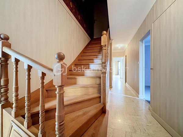Maison familiale à rénover située à Bressuire (79300)

Découvrez cette spacieuse maison familiale offrant de beaux volumes et un fort potentiel d'aménagement.

La visite débute par un vaste hall d'entrée de 12 m² desservant un double séjour lumineux de 43 m² ainsi qu'une cuisine de 20 m².

Sur ce même niveau, vous trouverez un bureau, deux chambres bénéficiant d'un accès direct à une salle d'eau, une suite parentale avec dressing et salle de bains privative, ainsi que des WC indépendants.

À l'étage, la maison dispose de deux chambres de 13,5 m² chacune et d'un grenier aménageable d'environ 100 m², offrant de nombreuses possibilités d'extension ou de création d'espaces supplémentaires.

Le sous-sol comprend une pièce d'environ 40 m² pouvant être aménagée en salle de jeux, salle de sport ou espace de loisirs, ainsi qu'une cave, une chaufferie et un garage permettant de stationner deux véhicules.

Si vous recherchez une maison aux volumes généreux, idéale pour accueillir votre famille, et bénéficiant d'un emplacement privilégié à proximité immédiate des écoles et de toutes les commodités qu'offre la ville de Bressuire, ce bien pourrait parfaitement répondre à vos attentes.