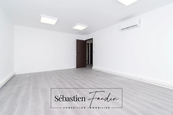 Dpt Bouches du Rhône (13), à louer GÉMENOS Bureau de 24 m² - Climatisation réversible - Electricité et fibre (inclus dans les charges) - Stationnement facile - Rénové