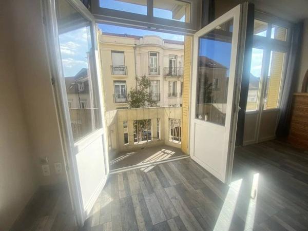 03200 VICHY APPARTEMENT 3 PIÈCES AVEC BALCONNETS AVEC CAVE- COEUR DE VILL