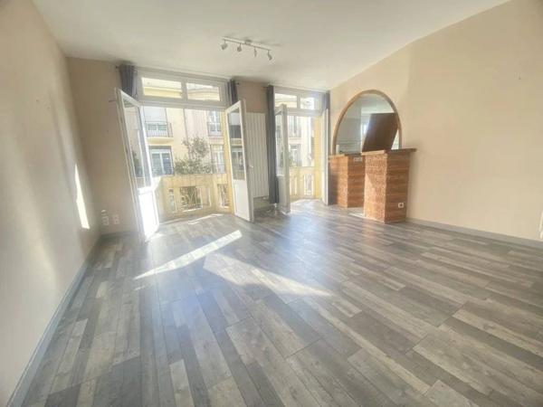 03200 VICHY APPARTEMENT 3 PIÈCES AVEC BALCONNETS AVEC CAVE- COEUR DE VILL