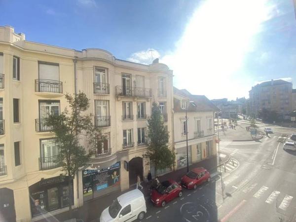 03200 VICHY APPARTEMENT 3 PIÈCES AVEC BALCONNETS AVEC CAVE- COEUR DE VILL