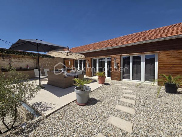 Un bien d'exception où confort, modernité et qualité de construction se conjuguent à la perfection. Une visite suffira pour tomber sous le charme ! 

Laissez-vous séduire par cette magnifique maison contemporaine de 2022, parfaitement entretenue et décorée avec beaucoup de goût. Construite avec des matériaux de qualité, elle offre des prestations modernes, de beaux volumes et un confort de vie exceptionnel, dans un environnement calme tout en restant à proximité immédiate de toutes les commodités.

Dès l'entrée, vous serez séduits par une vaste et lumineuse pièce de vie de 47 m², composée d'une cuisine aménagée et entièrement équipée (2022), ouverte sur un salon chaleureux agrémenté d'un poêle à granulés et d'une climatisation réversible.

L'espace nuit comprend une élégante suite parentale avec dressing et salle d'eau privative (douche à l'italienne et double vasque), deux autres chambres de 17 m² et 12 m², une salle de bains.

Une salle à manger conviviale avec poêle à granulés ouverte sur un patio de 40 m2.

Un véritable atout complète ce bien : une pièce indépendante de 55 m² avec son entrée privative, offrant de nombreuses possibilités d'aménagement. Elle pourra accueillir un bureau pour une activité professionnelle, une salle de sport, un espace détente, un studio, des chambres supplémentaires ou encore un logement indépendant selon vos envies.

Le garage de 80 m², entièrement isolé, avec une mezzanine dispose d'un chauffe-eau thermodynamique, des arrivées et évacuations d'eau ainsi que des raccordements prévus pour une salle d'eau et des toilettes. Son volume permet également d'envisager une extension de la surface habitable.

À l'extérieur, vous profiterez d'une agréable terrasse, d'un patio intérieur propice à la détente ainsi que d'un jardin gravillonné, piscinable et facile d'entretien.

Prestations de qualité :
Construction de 2022
Pompe à chaleur
Climatisation réversible dans toute la maison
Poêle à granulés (3)
Menuiseries PVC double vitrage
VMC double flux
Chauffe-eau thermodynamique
Isolation thermique par l'extérieur (ITE)
Toiture neuve
Assainissement : tout à l'égout

Une maison aux prestations irréprochables, offrant de généreux volumes et un fort potentiel d'évolution. Un bien rare sur le marché, à découvrir sans tarder !