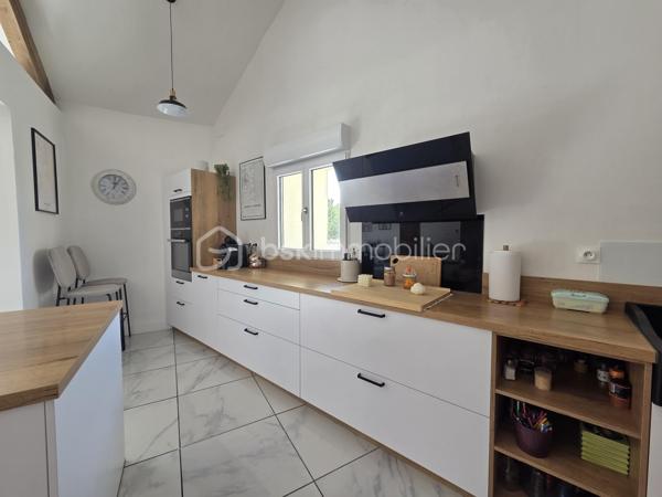 Un bien d'exception où confort, modernité et qualité de construction se conjuguent à la perfection. Une visite suffira pour tomber sous le charme ! 

Laissez-vous séduire par cette magnifique maison contemporaine de 2022, parfaitement entretenue et décorée avec beaucoup de goût. Construite avec des matériaux de qualité, elle offre des prestations modernes, de beaux volumes et un confort de vie exceptionnel, dans un environnement calme tout en restant à proximité immédiate de toutes les commodités.

Dès l'entrée, vous serez séduits par une vaste et lumineuse pièce de vie de 47 m², composée d'une cuisine aménagée et entièrement équipée (2022), ouverte sur un salon chaleureux agrémenté d'un poêle à granulés et d'une climatisation réversible.

L'espace nuit comprend une élégante suite parentale avec dressing et salle d'eau privative (douche à l'italienne et double vasque), deux autres chambres de 17 m² et 12 m², une salle de bains.

Une salle à manger conviviale avec poêle à granulés ouverte sur un patio de 40 m2.

Un véritable atout complète ce bien : une pièce indépendante de 55 m² avec son entrée privative, offrant de nombreuses possibilités d'aménagement. Elle pourra accueillir un bureau pour une activité professionnelle, une salle de sport, un espace détente, un studio, des chambres supplémentaires ou encore un logement indépendant selon vos envies.

Le garage de 80 m², entièrement isolé, avec une mezzanine dispose d'un chauffe-eau thermodynamique, des arrivées et évacuations d'eau ainsi que des raccordements prévus pour une salle d'eau et des toilettes. Son volume permet également d'envisager une extension de la surface habitable.

À l'extérieur, vous profiterez d'une agréable terrasse, d'un patio intérieur propice à la détente ainsi que d'un jardin gravillonné, piscinable et facile d'entretien.

Prestations de qualité :
Construction de 2022
Pompe à chaleur
Climatisation réversible dans toute la maison
Poêle à granulés (3)
Menuiseries PVC double vitrage
VMC double flux
Chauffe-eau thermodynamique
Isolation thermique par l'extérieur (ITE)
Toiture neuve
Assainissement : tout à l'égout

Une maison aux prestations irréprochables, offrant de généreux volumes et un fort potentiel d'évolution. Un bien rare sur le marché, à découvrir sans tarder !