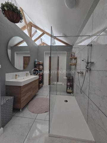 Un bien d'exception où confort, modernité et qualité de construction se conjuguent à la perfection. Une visite suffira pour tomber sous le charme ! 

Laissez-vous séduire par cette magnifique maison contemporaine de 2022, parfaitement entretenue et décorée avec beaucoup de goût. Construite avec des matériaux de qualité, elle offre des prestations modernes, de beaux volumes et un confort de vie exceptionnel, dans un environnement calme tout en restant à proximité immédiate de toutes les commodités.

Dès l'entrée, vous serez séduits par une vaste et lumineuse pièce de vie de 47 m², composée d'une cuisine aménagée et entièrement équipée (2022), ouverte sur un salon chaleureux agrémenté d'un poêle à granulés et d'une climatisation réversible.

L'espace nuit comprend une élégante suite parentale avec dressing et salle d'eau privative (douche à l'italienne et double vasque), deux autres chambres de 17 m² et 12 m², une salle de bains.

Une salle à manger conviviale avec poêle à granulés ouverte sur un patio de 40 m2.

Un véritable atout complète ce bien : une pièce indépendante de 55 m² avec son entrée privative, offrant de nombreuses possibilités d'aménagement. Elle pourra accueillir un bureau pour une activité professionnelle, une salle de sport, un espace détente, un studio, des chambres supplémentaires ou encore un logement indépendant selon vos envies.

Le garage de 80 m², entièrement isolé, avec une mezzanine dispose d'un chauffe-eau thermodynamique, des arrivées et évacuations d'eau ainsi que des raccordements prévus pour une salle d'eau et des toilettes. Son volume permet également d'envisager une extension de la surface habitable.

À l'extérieur, vous profiterez d'une agréable terrasse, d'un patio intérieur propice à la détente ainsi que d'un jardin gravillonné, piscinable et facile d'entretien.

Prestations de qualité :
Construction de 2022
Pompe à chaleur
Climatisation réversible dans toute la maison
Poêle à granulés (3)
Menuiseries PVC double vitrage
VMC double flux
Chauffe-eau thermodynamique
Isolation thermique par l'extérieur (ITE)
Toiture neuve
Assainissement : tout à l'égout

Une maison aux prestations irréprochables, offrant de généreux volumes et un fort potentiel d'évolution. Un bien rare sur le marché, à découvrir sans tarder !