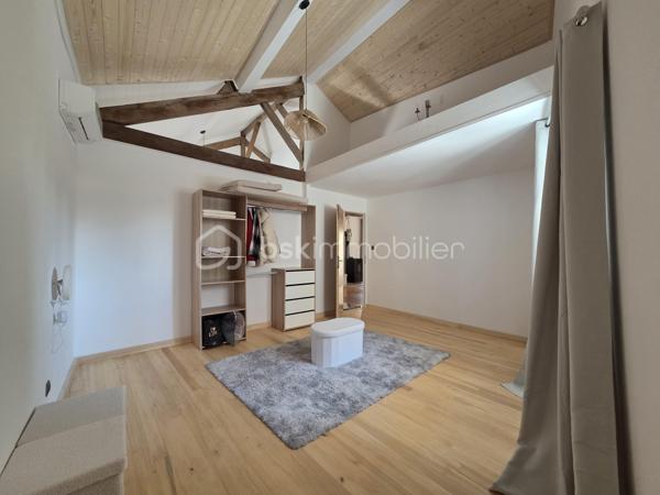 Un bien d'exception où confort, modernité et qualité de construction se conjuguent à la perfection. Une visite suffira pour tomber sous le charme ! 

Laissez-vous séduire par cette magnifique maison contemporaine de 2022, parfaitement entretenue et décorée avec beaucoup de goût. Construite avec des matériaux de qualité, elle offre des prestations modernes, de beaux volumes et un confort de vie exceptionnel, dans un environnement calme tout en restant à proximité immédiate de toutes les commodités.

Dès l'entrée, vous serez séduits par une vaste et lumineuse pièce de vie de 47 m², composée d'une cuisine aménagée et entièrement équipée (2022), ouverte sur un salon chaleureux agrémenté d'un poêle à granulés et d'une climatisation réversible.

L'espace nuit comprend une élégante suite parentale avec dressing et salle d'eau privative (douche à l'italienne et double vasque), deux autres chambres de 17 m² et 12 m², une salle de bains.

Une salle à manger conviviale avec poêle à granulés ouverte sur un patio de 40 m2.

Un véritable atout complète ce bien : une pièce indépendante de 55 m² avec son entrée privative, offrant de nombreuses possibilités d'aménagement. Elle pourra accueillir un bureau pour une activité professionnelle, une salle de sport, un espace détente, un studio, des chambres supplémentaires ou encore un logement indépendant selon vos envies.

Le garage de 80 m², entièrement isolé, avec une mezzanine dispose d'un chauffe-eau thermodynamique, des arrivées et évacuations d'eau ainsi que des raccordements prévus pour une salle d'eau et des toilettes. Son volume permet également d'envisager une extension de la surface habitable.

À l'extérieur, vous profiterez d'une agréable terrasse, d'un patio intérieur propice à la détente ainsi que d'un jardin gravillonné, piscinable et facile d'entretien.

Prestations de qualité :
Construction de 2022
Pompe à chaleur
Climatisation réversible dans toute la maison
Poêle à granulés (3)
Menuiseries PVC double vitrage
VMC double flux
Chauffe-eau thermodynamique
Isolation thermique par l'extérieur (ITE)
Toiture neuve
Assainissement : tout à l'égout

Une maison aux prestations irréprochables, offrant de généreux volumes et un fort potentiel d'évolution. Un bien rare sur le marché, à découvrir sans tarder !