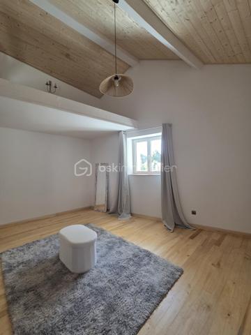 Un bien d'exception où confort, modernité et qualité de construction se conjuguent à la perfection. Une visite suffira pour tomber sous le charme ! 

Laissez-vous séduire par cette magnifique maison contemporaine de 2022, parfaitement entretenue et décorée avec beaucoup de goût. Construite avec des matériaux de qualité, elle offre des prestations modernes, de beaux volumes et un confort de vie exceptionnel, dans un environnement calme tout en restant à proximité immédiate de toutes les commodités.

Dès l'entrée, vous serez séduits par une vaste et lumineuse pièce de vie de 47 m², composée d'une cuisine aménagée et entièrement équipée (2022), ouverte sur un salon chaleureux agrémenté d'un poêle à granulés et d'une climatisation réversible.

L'espace nuit comprend une élégante suite parentale avec dressing et salle d'eau privative (douche à l'italienne et double vasque), deux autres chambres de 17 m² et 12 m², une salle de bains.

Une salle à manger conviviale avec poêle à granulés ouverte sur un patio de 40 m2.

Un véritable atout complète ce bien : une pièce indépendante de 55 m² avec son entrée privative, offrant de nombreuses possibilités d'aménagement. Elle pourra accueillir un bureau pour une activité professionnelle, une salle de sport, un espace détente, un studio, des chambres supplémentaires ou encore un logement indépendant selon vos envies.

Le garage de 80 m², entièrement isolé, avec une mezzanine dispose d'un chauffe-eau thermodynamique, des arrivées et évacuations d'eau ainsi que des raccordements prévus pour une salle d'eau et des toilettes. Son volume permet également d'envisager une extension de la surface habitable.

À l'extérieur, vous profiterez d'une agréable terrasse, d'un patio intérieur propice à la détente ainsi que d'un jardin gravillonné, piscinable et facile d'entretien.

Prestations de qualité :
Construction de 2022
Pompe à chaleur
Climatisation réversible dans toute la maison
Poêle à granulés (3)
Menuiseries PVC double vitrage
VMC double flux
Chauffe-eau thermodynamique
Isolation thermique par l'extérieur (ITE)
Toiture neuve
Assainissement : tout à l'égout

Une maison aux prestations irréprochables, offrant de généreux volumes et un fort potentiel d'évolution. Un bien rare sur le marché, à découvrir sans tarder !