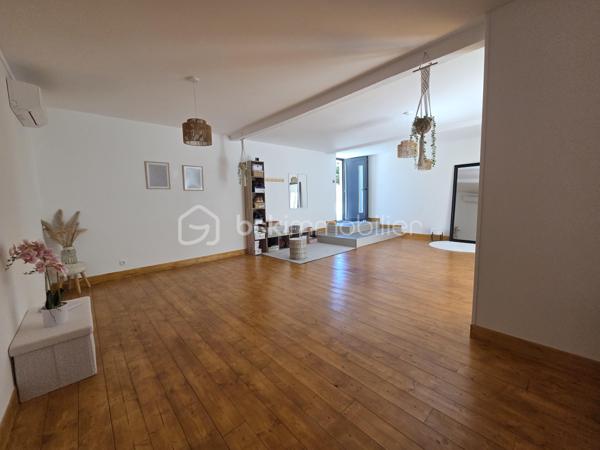 Un bien d'exception où confort, modernité et qualité de construction se conjuguent à la perfection. Une visite suffira pour tomber sous le charme ! 

Laissez-vous séduire par cette magnifique maison contemporaine de 2022, parfaitement entretenue et décorée avec beaucoup de goût. Construite avec des matériaux de qualité, elle offre des prestations modernes, de beaux volumes et un confort de vie exceptionnel, dans un environnement calme tout en restant à proximité immédiate de toutes les commodités.

Dès l'entrée, vous serez séduits par une vaste et lumineuse pièce de vie de 47 m², composée d'une cuisine aménagée et entièrement équipée (2022), ouverte sur un salon chaleureux agrémenté d'un poêle à granulés et d'une climatisation réversible.

L'espace nuit comprend une élégante suite parentale avec dressing et salle d'eau privative (douche à l'italienne et double vasque), deux autres chambres de 17 m² et 12 m², une salle de bains.

Une salle à manger conviviale avec poêle à granulés ouverte sur un patio de 40 m2.

Un véritable atout complète ce bien : une pièce indépendante de 55 m² avec son entrée privative, offrant de nombreuses possibilités d'aménagement. Elle pourra accueillir un bureau pour une activité professionnelle, une salle de sport, un espace détente, un studio, des chambres supplémentaires ou encore un logement indépendant selon vos envies.

Le garage de 80 m², entièrement isolé, avec une mezzanine dispose d'un chauffe-eau thermodynamique, des arrivées et évacuations d'eau ainsi que des raccordements prévus pour une salle d'eau et des toilettes. Son volume permet également d'envisager une extension de la surface habitable.

À l'extérieur, vous profiterez d'une agréable terrasse, d'un patio intérieur propice à la détente ainsi que d'un jardin gravillonné, piscinable et facile d'entretien.

Prestations de qualité :
Construction de 2022
Pompe à chaleur
Climatisation réversible dans toute la maison
Poêle à granulés (3)
Menuiseries PVC double vitrage
VMC double flux
Chauffe-eau thermodynamique
Isolation thermique par l'extérieur (ITE)
Toiture neuve
Assainissement : tout à l'égout

Une maison aux prestations irréprochables, offrant de généreux volumes et un fort potentiel d'évolution. Un bien rare sur le marché, à découvrir sans tarder !