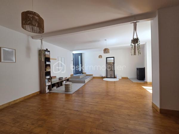 Un bien d'exception où confort, modernité et qualité de construction se conjuguent à la perfection. Une visite suffira pour tomber sous le charme ! 

Laissez-vous séduire par cette magnifique maison contemporaine de 2022, parfaitement entretenue et décorée avec beaucoup de goût. Construite avec des matériaux de qualité, elle offre des prestations modernes, de beaux volumes et un confort de vie exceptionnel, dans un environnement calme tout en restant à proximité immédiate de toutes les commodités.

Dès l'entrée, vous serez séduits par une vaste et lumineuse pièce de vie de 47 m², composée d'une cuisine aménagée et entièrement équipée (2022), ouverte sur un salon chaleureux agrémenté d'un poêle à granulés et d'une climatisation réversible.

L'espace nuit comprend une élégante suite parentale avec dressing et salle d'eau privative (douche à l'italienne et double vasque), deux autres chambres de 17 m² et 12 m², une salle de bains.

Une salle à manger conviviale avec poêle à granulés ouverte sur un patio de 40 m2.

Un véritable atout complète ce bien : une pièce indépendante de 55 m² avec son entrée privative, offrant de nombreuses possibilités d'aménagement. Elle pourra accueillir un bureau pour une activité professionnelle, une salle de sport, un espace détente, un studio, des chambres supplémentaires ou encore un logement indépendant selon vos envies.

Le garage de 80 m², entièrement isolé, avec une mezzanine dispose d'un chauffe-eau thermodynamique, des arrivées et évacuations d'eau ainsi que des raccordements prévus pour une salle d'eau et des toilettes. Son volume permet également d'envisager une extension de la surface habitable.

À l'extérieur, vous profiterez d'une agréable terrasse, d'un patio intérieur propice à la détente ainsi que d'un jardin gravillonné, piscinable et facile d'entretien.

Prestations de qualité :
Construction de 2022
Pompe à chaleur
Climatisation réversible dans toute la maison
Poêle à granulés (3)
Menuiseries PVC double vitrage
VMC double flux
Chauffe-eau thermodynamique
Isolation thermique par l'extérieur (ITE)
Toiture neuve
Assainissement : tout à l'égout

Une maison aux prestations irréprochables, offrant de généreux volumes et un fort potentiel d'évolution. Un bien rare sur le marché, à découvrir sans tarder !