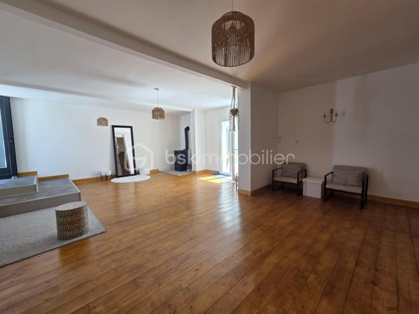 Un bien d'exception où confort, modernité et qualité de construction se conjuguent à la perfection. Une visite suffira pour tomber sous le charme ! 

Laissez-vous séduire par cette magnifique maison contemporaine de 2022, parfaitement entretenue et décorée avec beaucoup de goût. Construite avec des matériaux de qualité, elle offre des prestations modernes, de beaux volumes et un confort de vie exceptionnel, dans un environnement calme tout en restant à proximité immédiate de toutes les commodités.

Dès l'entrée, vous serez séduits par une vaste et lumineuse pièce de vie de 47 m², composée d'une cuisine aménagée et entièrement équipée (2022), ouverte sur un salon chaleureux agrémenté d'un poêle à granulés et d'une climatisation réversible.

L'espace nuit comprend une élégante suite parentale avec dressing et salle d'eau privative (douche à l'italienne et double vasque), deux autres chambres de 17 m² et 12 m², une salle de bains.

Une salle à manger conviviale avec poêle à granulés ouverte sur un patio de 40 m2.

Un véritable atout complète ce bien : une pièce indépendante de 55 m² avec son entrée privative, offrant de nombreuses possibilités d'aménagement. Elle pourra accueillir un bureau pour une activité professionnelle, une salle de sport, un espace détente, un studio, des chambres supplémentaires ou encore un logement indépendant selon vos envies.

Le garage de 80 m², entièrement isolé, avec une mezzanine dispose d'un chauffe-eau thermodynamique, des arrivées et évacuations d'eau ainsi que des raccordements prévus pour une salle d'eau et des toilettes. Son volume permet également d'envisager une extension de la surface habitable.

À l'extérieur, vous profiterez d'une agréable terrasse, d'un patio intérieur propice à la détente ainsi que d'un jardin gravillonné, piscinable et facile d'entretien.

Prestations de qualité :
Construction de 2022
Pompe à chaleur
Climatisation réversible dans toute la maison
Poêle à granulés (3)
Menuiseries PVC double vitrage
VMC double flux
Chauffe-eau thermodynamique
Isolation thermique par l'extérieur (ITE)
Toiture neuve
Assainissement : tout à l'égout

Une maison aux prestations irréprochables, offrant de généreux volumes et un fort potentiel d'évolution. Un bien rare sur le marché, à découvrir sans tarder !