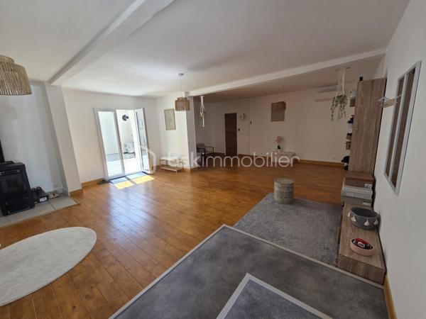 Un bien d'exception où confort, modernité et qualité de construction se conjuguent à la perfection. Une visite suffira pour tomber sous le charme ! 

Laissez-vous séduire par cette magnifique maison contemporaine de 2022, parfaitement entretenue et décorée avec beaucoup de goût. Construite avec des matériaux de qualité, elle offre des prestations modernes, de beaux volumes et un confort de vie exceptionnel, dans un environnement calme tout en restant à proximité immédiate de toutes les commodités.

Dès l'entrée, vous serez séduits par une vaste et lumineuse pièce de vie de 47 m², composée d'une cuisine aménagée et entièrement équipée (2022), ouverte sur un salon chaleureux agrémenté d'un poêle à granulés et d'une climatisation réversible.

L'espace nuit comprend une élégante suite parentale avec dressing et salle d'eau privative (douche à l'italienne et double vasque), deux autres chambres de 17 m² et 12 m², une salle de bains.

Une salle à manger conviviale avec poêle à granulés ouverte sur un patio de 40 m2.

Un véritable atout complète ce bien : une pièce indépendante de 55 m² avec son entrée privative, offrant de nombreuses possibilités d'aménagement. Elle pourra accueillir un bureau pour une activité professionnelle, une salle de sport, un espace détente, un studio, des chambres supplémentaires ou encore un logement indépendant selon vos envies.

Le garage de 80 m², entièrement isolé, avec une mezzanine dispose d'un chauffe-eau thermodynamique, des arrivées et évacuations d'eau ainsi que des raccordements prévus pour une salle d'eau et des toilettes. Son volume permet également d'envisager une extension de la surface habitable.

À l'extérieur, vous profiterez d'une agréable terrasse, d'un patio intérieur propice à la détente ainsi que d'un jardin gravillonné, piscinable et facile d'entretien.

Prestations de qualité :
Construction de 2022
Pompe à chaleur
Climatisation réversible dans toute la maison
Poêle à granulés (3)
Menuiseries PVC double vitrage
VMC double flux
Chauffe-eau thermodynamique
Isolation thermique par l'extérieur (ITE)
Toiture neuve
Assainissement : tout à l'égout

Une maison aux prestations irréprochables, offrant de généreux volumes et un fort potentiel d'évolution. Un bien rare sur le marché, à découvrir sans tarder !