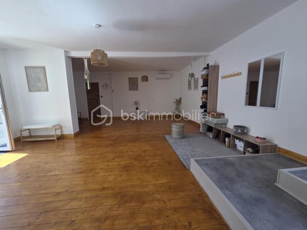Un bien d'exception où confort, modernité et qualité de construction se conjuguent à la perfection. Une visite suffira pour tomber sous le charme ! 

Laissez-vous séduire par cette magnifique maison contemporaine de 2022, parfaitement entretenue et décorée avec beaucoup de goût. Construite avec des matériaux de qualité, elle offre des prestations modernes, de beaux volumes et un confort de vie exceptionnel, dans un environnement calme tout en restant à proximité immédiate de toutes les commodités.

Dès l'entrée, vous serez séduits par une vaste et lumineuse pièce de vie de 47 m², composée d'une cuisine aménagée et entièrement équipée (2022), ouverte sur un salon chaleureux agrémenté d'un poêle à granulés et d'une climatisation réversible.

L'espace nuit comprend une élégante suite parentale avec dressing et salle d'eau privative (douche à l'italienne et double vasque), deux autres chambres de 17 m² et 12 m², une salle de bains.

Une salle à manger conviviale avec poêle à granulés ouverte sur un patio de 40 m2.

Un véritable atout complète ce bien : une pièce indépendante de 55 m² avec son entrée privative, offrant de nombreuses possibilités d'aménagement. Elle pourra accueillir un bureau pour une activité professionnelle, une salle de sport, un espace détente, un studio, des chambres supplémentaires ou encore un logement indépendant selon vos envies.

Le garage de 80 m², entièrement isolé, avec une mezzanine dispose d'un chauffe-eau thermodynamique, des arrivées et évacuations d'eau ainsi que des raccordements prévus pour une salle d'eau et des toilettes. Son volume permet également d'envisager une extension de la surface habitable.

À l'extérieur, vous profiterez d'une agréable terrasse, d'un patio intérieur propice à la détente ainsi que d'un jardin gravillonné, piscinable et facile d'entretien.

Prestations de qualité :
Construction de 2022
Pompe à chaleur
Climatisation réversible dans toute la maison
Poêle à granulés (3)
Menuiseries PVC double vitrage
VMC double flux
Chauffe-eau thermodynamique
Isolation thermique par l'extérieur (ITE)
Toiture neuve
Assainissement : tout à l'égout

Une maison aux prestations irréprochables, offrant de généreux volumes et un fort potentiel d'évolution. Un bien rare sur le marché, à découvrir sans tarder !