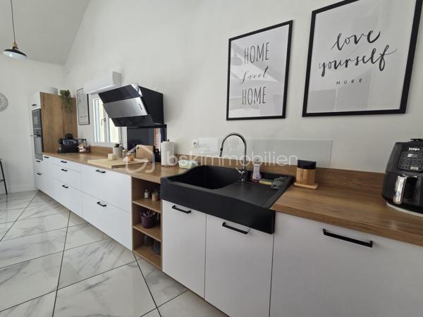 Un bien d'exception où confort, modernité et qualité de construction se conjuguent à la perfection. Une visite suffira pour tomber sous le charme ! 

Laissez-vous séduire par cette magnifique maison contemporaine de 2022, parfaitement entretenue et décorée avec beaucoup de goût. Construite avec des matériaux de qualité, elle offre des prestations modernes, de beaux volumes et un confort de vie exceptionnel, dans un environnement calme tout en restant à proximité immédiate de toutes les commodités.

Dès l'entrée, vous serez séduits par une vaste et lumineuse pièce de vie de 47 m², composée d'une cuisine aménagée et entièrement équipée (2022), ouverte sur un salon chaleureux agrémenté d'un poêle à granulés et d'une climatisation réversible.

L'espace nuit comprend une élégante suite parentale avec dressing et salle d'eau privative (douche à l'italienne et double vasque), deux autres chambres de 17 m² et 12 m², une salle de bains.

Une salle à manger conviviale avec poêle à granulés ouverte sur un patio de 40 m2.

Un véritable atout complète ce bien : une pièce indépendante de 55 m² avec son entrée privative, offrant de nombreuses possibilités d'aménagement. Elle pourra accueillir un bureau pour une activité professionnelle, une salle de sport, un espace détente, un studio, des chambres supplémentaires ou encore un logement indépendant selon vos envies.

Le garage de 80 m², entièrement isolé, avec une mezzanine dispose d'un chauffe-eau thermodynamique, des arrivées et évacuations d'eau ainsi que des raccordements prévus pour une salle d'eau et des toilettes. Son volume permet également d'envisager une extension de la surface habitable.

À l'extérieur, vous profiterez d'une agréable terrasse, d'un patio intérieur propice à la détente ainsi que d'un jardin gravillonné, piscinable et facile d'entretien.

Prestations de qualité :
Construction de 2022
Pompe à chaleur
Climatisation réversible dans toute la maison
Poêle à granulés (3)
Menuiseries PVC double vitrage
VMC double flux
Chauffe-eau thermodynamique
Isolation thermique par l'extérieur (ITE)
Toiture neuve
Assainissement : tout à l'égout

Une maison aux prestations irréprochables, offrant de généreux volumes et un fort potentiel d'évolution. Un bien rare sur le marché, à découvrir sans tarder !