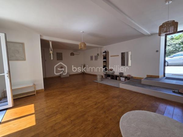Un bien d'exception où confort, modernité et qualité de construction se conjuguent à la perfection. Une visite suffira pour tomber sous le charme ! 

Laissez-vous séduire par cette magnifique maison contemporaine de 2022, parfaitement entretenue et décorée avec beaucoup de goût. Construite avec des matériaux de qualité, elle offre des prestations modernes, de beaux volumes et un confort de vie exceptionnel, dans un environnement calme tout en restant à proximité immédiate de toutes les commodités.

Dès l'entrée, vous serez séduits par une vaste et lumineuse pièce de vie de 47 m², composée d'une cuisine aménagée et entièrement équipée (2022), ouverte sur un salon chaleureux agrémenté d'un poêle à granulés et d'une climatisation réversible.

L'espace nuit comprend une élégante suite parentale avec dressing et salle d'eau privative (douche à l'italienne et double vasque), deux autres chambres de 17 m² et 12 m², une salle de bains.

Une salle à manger conviviale avec poêle à granulés ouverte sur un patio de 40 m2.

Un véritable atout complète ce bien : une pièce indépendante de 55 m² avec son entrée privative, offrant de nombreuses possibilités d'aménagement. Elle pourra accueillir un bureau pour une activité professionnelle, une salle de sport, un espace détente, un studio, des chambres supplémentaires ou encore un logement indépendant selon vos envies.

Le garage de 80 m², entièrement isolé, avec une mezzanine dispose d'un chauffe-eau thermodynamique, des arrivées et évacuations d'eau ainsi que des raccordements prévus pour une salle d'eau et des toilettes. Son volume permet également d'envisager une extension de la surface habitable.

À l'extérieur, vous profiterez d'une agréable terrasse, d'un patio intérieur propice à la détente ainsi que d'un jardin gravillonné, piscinable et facile d'entretien.

Prestations de qualité :
Construction de 2022
Pompe à chaleur
Climatisation réversible dans toute la maison
Poêle à granulés (3)
Menuiseries PVC double vitrage
VMC double flux
Chauffe-eau thermodynamique
Isolation thermique par l'extérieur (ITE)
Toiture neuve
Assainissement : tout à l'égout

Une maison aux prestations irréprochables, offrant de généreux volumes et un fort potentiel d'évolution. Un bien rare sur le marché, à découvrir sans tarder !