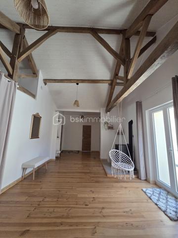 Un bien d'exception où confort, modernité et qualité de construction se conjuguent à la perfection. Une visite suffira pour tomber sous le charme ! 

Laissez-vous séduire par cette magnifique maison contemporaine de 2022, parfaitement entretenue et décorée avec beaucoup de goût. Construite avec des matériaux de qualité, elle offre des prestations modernes, de beaux volumes et un confort de vie exceptionnel, dans un environnement calme tout en restant à proximité immédiate de toutes les commodités.

Dès l'entrée, vous serez séduits par une vaste et lumineuse pièce de vie de 47 m², composée d'une cuisine aménagée et entièrement équipée (2022), ouverte sur un salon chaleureux agrémenté d'un poêle à granulés et d'une climatisation réversible.

L'espace nuit comprend une élégante suite parentale avec dressing et salle d'eau privative (douche à l'italienne et double vasque), deux autres chambres de 17 m² et 12 m², une salle de bains.

Une salle à manger conviviale avec poêle à granulés ouverte sur un patio de 40 m2.

Un véritable atout complète ce bien : une pièce indépendante de 55 m² avec son entrée privative, offrant de nombreuses possibilités d'aménagement. Elle pourra accueillir un bureau pour une activité professionnelle, une salle de sport, un espace détente, un studio, des chambres supplémentaires ou encore un logement indépendant selon vos envies.

Le garage de 80 m², entièrement isolé, avec une mezzanine dispose d'un chauffe-eau thermodynamique, des arrivées et évacuations d'eau ainsi que des raccordements prévus pour une salle d'eau et des toilettes. Son volume permet également d'envisager une extension de la surface habitable.

À l'extérieur, vous profiterez d'une agréable terrasse, d'un patio intérieur propice à la détente ainsi que d'un jardin gravillonné, piscinable et facile d'entretien.

Prestations de qualité :
Construction de 2022
Pompe à chaleur
Climatisation réversible dans toute la maison
Poêle à granulés (3)
Menuiseries PVC double vitrage
VMC double flux
Chauffe-eau thermodynamique
Isolation thermique par l'extérieur (ITE)
Toiture neuve
Assainissement : tout à l'égout

Une maison aux prestations irréprochables, offrant de généreux volumes et un fort potentiel d'évolution. Un bien rare sur le marché, à découvrir sans tarder !