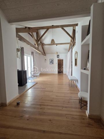 Un bien d'exception où confort, modernité et qualité de construction se conjuguent à la perfection. Une visite suffira pour tomber sous le charme ! 

Laissez-vous séduire par cette magnifique maison contemporaine de 2022, parfaitement entretenue et décorée avec beaucoup de goût. Construite avec des matériaux de qualité, elle offre des prestations modernes, de beaux volumes et un confort de vie exceptionnel, dans un environnement calme tout en restant à proximité immédiate de toutes les commodités.

Dès l'entrée, vous serez séduits par une vaste et lumineuse pièce de vie de 47 m², composée d'une cuisine aménagée et entièrement équipée (2022), ouverte sur un salon chaleureux agrémenté d'un poêle à granulés et d'une climatisation réversible.

L'espace nuit comprend une élégante suite parentale avec dressing et salle d'eau privative (douche à l'italienne et double vasque), deux autres chambres de 17 m² et 12 m², une salle de bains.

Une salle à manger conviviale avec poêle à granulés ouverte sur un patio de 40 m2.

Un véritable atout complète ce bien : une pièce indépendante de 55 m² avec son entrée privative, offrant de nombreuses possibilités d'aménagement. Elle pourra accueillir un bureau pour une activité professionnelle, une salle de sport, un espace détente, un studio, des chambres supplémentaires ou encore un logement indépendant selon vos envies.

Le garage de 80 m², entièrement isolé, avec une mezzanine dispose d'un chauffe-eau thermodynamique, des arrivées et évacuations d'eau ainsi que des raccordements prévus pour une salle d'eau et des toilettes. Son volume permet également d'envisager une extension de la surface habitable.

À l'extérieur, vous profiterez d'une agréable terrasse, d'un patio intérieur propice à la détente ainsi que d'un jardin gravillonné, piscinable et facile d'entretien.

Prestations de qualité :
Construction de 2022
Pompe à chaleur
Climatisation réversible dans toute la maison
Poêle à granulés (3)
Menuiseries PVC double vitrage
VMC double flux
Chauffe-eau thermodynamique
Isolation thermique par l'extérieur (ITE)
Toiture neuve
Assainissement : tout à l'égout

Une maison aux prestations irréprochables, offrant de généreux volumes et un fort potentiel d'évolution. Un bien rare sur le marché, à découvrir sans tarder !