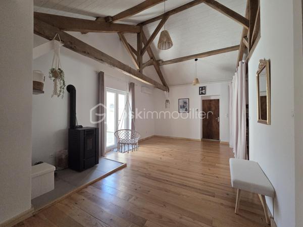 Un bien d'exception où confort, modernité et qualité de construction se conjuguent à la perfection. Une visite suffira pour tomber sous le charme ! 

Laissez-vous séduire par cette magnifique maison contemporaine de 2022, parfaitement entretenue et décorée avec beaucoup de goût. Construite avec des matériaux de qualité, elle offre des prestations modernes, de beaux volumes et un confort de vie exceptionnel, dans un environnement calme tout en restant à proximité immédiate de toutes les commodités.

Dès l'entrée, vous serez séduits par une vaste et lumineuse pièce de vie de 47 m², composée d'une cuisine aménagée et entièrement équipée (2022), ouverte sur un salon chaleureux agrémenté d'un poêle à granulés et d'une climatisation réversible.

L'espace nuit comprend une élégante suite parentale avec dressing et salle d'eau privative (douche à l'italienne et double vasque), deux autres chambres de 17 m² et 12 m², une salle de bains.

Une salle à manger conviviale avec poêle à granulés ouverte sur un patio de 40 m2.

Un véritable atout complète ce bien : une pièce indépendante de 55 m² avec son entrée privative, offrant de nombreuses possibilités d'aménagement. Elle pourra accueillir un bureau pour une activité professionnelle, une salle de sport, un espace détente, un studio, des chambres supplémentaires ou encore un logement indépendant selon vos envies.

Le garage de 80 m², entièrement isolé, avec une mezzanine dispose d'un chauffe-eau thermodynamique, des arrivées et évacuations d'eau ainsi que des raccordements prévus pour une salle d'eau et des toilettes. Son volume permet également d'envisager une extension de la surface habitable.

À l'extérieur, vous profiterez d'une agréable terrasse, d'un patio intérieur propice à la détente ainsi que d'un jardin gravillonné, piscinable et facile d'entretien.

Prestations de qualité :
Construction de 2022
Pompe à chaleur
Climatisation réversible dans toute la maison
Poêle à granulés (3)
Menuiseries PVC double vitrage
VMC double flux
Chauffe-eau thermodynamique
Isolation thermique par l'extérieur (ITE)
Toiture neuve
Assainissement : tout à l'égout

Une maison aux prestations irréprochables, offrant de généreux volumes et un fort potentiel d'évolution. Un bien rare sur le marché, à découvrir sans tarder !