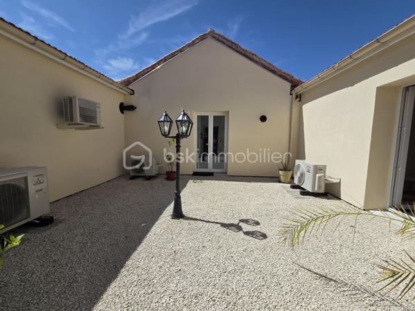 Un bien d'exception où confort, modernité et qualité de construction se conjuguent à la perfection. Une visite suffira pour tomber sous le charme ! 

Laissez-vous séduire par cette magnifique maison contemporaine de 2022, parfaitement entretenue et décorée avec beaucoup de goût. Construite avec des matériaux de qualité, elle offre des prestations modernes, de beaux volumes et un confort de vie exceptionnel, dans un environnement calme tout en restant à proximité immédiate de toutes les commodités.

Dès l'entrée, vous serez séduits par une vaste et lumineuse pièce de vie de 47 m², composée d'une cuisine aménagée et entièrement équipée (2022), ouverte sur un salon chaleureux agrémenté d'un poêle à granulés et d'une climatisation réversible.

L'espace nuit comprend une élégante suite parentale avec dressing et salle d'eau privative (douche à l'italienne et double vasque), deux autres chambres de 17 m² et 12 m², une salle de bains.

Une salle à manger conviviale avec poêle à granulés ouverte sur un patio de 40 m2.

Un véritable atout complète ce bien : une pièce indépendante de 55 m² avec son entrée privative, offrant de nombreuses possibilités d'aménagement. Elle pourra accueillir un bureau pour une activité professionnelle, une salle de sport, un espace détente, un studio, des chambres supplémentaires ou encore un logement indépendant selon vos envies.

Le garage de 80 m², entièrement isolé, avec une mezzanine dispose d'un chauffe-eau thermodynamique, des arrivées et évacuations d'eau ainsi que des raccordements prévus pour une salle d'eau et des toilettes. Son volume permet également d'envisager une extension de la surface habitable.

À l'extérieur, vous profiterez d'une agréable terrasse, d'un patio intérieur propice à la détente ainsi que d'un jardin gravillonné, piscinable et facile d'entretien.

Prestations de qualité :
Construction de 2022
Pompe à chaleur
Climatisation réversible dans toute la maison
Poêle à granulés (3)
Menuiseries PVC double vitrage
VMC double flux
Chauffe-eau thermodynamique
Isolation thermique par l'extérieur (ITE)
Toiture neuve
Assainissement : tout à l'égout

Une maison aux prestations irréprochables, offrant de généreux volumes et un fort potentiel d'évolution. Un bien rare sur le marché, à découvrir sans tarder !