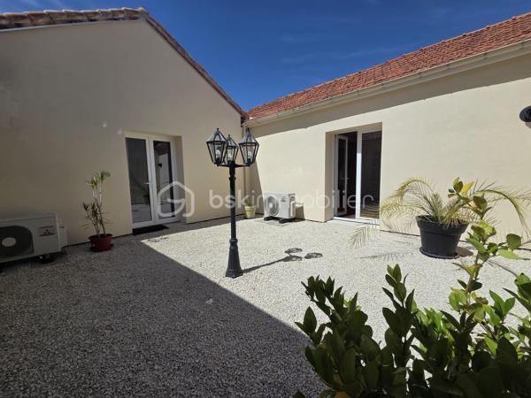 Un bien d'exception où confort, modernité et qualité de construction se conjuguent à la perfection. Une visite suffira pour tomber sous le charme ! 

Laissez-vous séduire par cette magnifique maison contemporaine de 2022, parfaitement entretenue et décorée avec beaucoup de goût. Construite avec des matériaux de qualité, elle offre des prestations modernes, de beaux volumes et un confort de vie exceptionnel, dans un environnement calme tout en restant à proximité immédiate de toutes les commodités.

Dès l'entrée, vous serez séduits par une vaste et lumineuse pièce de vie de 47 m², composée d'une cuisine aménagée et entièrement équipée (2022), ouverte sur un salon chaleureux agrémenté d'un poêle à granulés et d'une climatisation réversible.

L'espace nuit comprend une élégante suite parentale avec dressing et salle d'eau privative (douche à l'italienne et double vasque), deux autres chambres de 17 m² et 12 m², une salle de bains.

Une salle à manger conviviale avec poêle à granulés ouverte sur un patio de 40 m2.

Un véritable atout complète ce bien : une pièce indépendante de 55 m² avec son entrée privative, offrant de nombreuses possibilités d'aménagement. Elle pourra accueillir un bureau pour une activité professionnelle, une salle de sport, un espace détente, un studio, des chambres supplémentaires ou encore un logement indépendant selon vos envies.

Le garage de 80 m², entièrement isolé, avec une mezzanine dispose d'un chauffe-eau thermodynamique, des arrivées et évacuations d'eau ainsi que des raccordements prévus pour une salle d'eau et des toilettes. Son volume permet également d'envisager une extension de la surface habitable.

À l'extérieur, vous profiterez d'une agréable terrasse, d'un patio intérieur propice à la détente ainsi que d'un jardin gravillonné, piscinable et facile d'entretien.

Prestations de qualité :
Construction de 2022
Pompe à chaleur
Climatisation réversible dans toute la maison
Poêle à granulés (3)
Menuiseries PVC double vitrage
VMC double flux
Chauffe-eau thermodynamique
Isolation thermique par l'extérieur (ITE)
Toiture neuve
Assainissement : tout à l'égout

Une maison aux prestations irréprochables, offrant de généreux volumes et un fort potentiel d'évolution. Un bien rare sur le marché, à découvrir sans tarder !