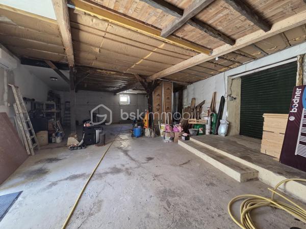 Un bien d'exception où confort, modernité et qualité de construction se conjuguent à la perfection. Une visite suffira pour tomber sous le charme ! 

Laissez-vous séduire par cette magnifique maison contemporaine de 2022, parfaitement entretenue et décorée avec beaucoup de goût. Construite avec des matériaux de qualité, elle offre des prestations modernes, de beaux volumes et un confort de vie exceptionnel, dans un environnement calme tout en restant à proximité immédiate de toutes les commodités.

Dès l'entrée, vous serez séduits par une vaste et lumineuse pièce de vie de 47 m², composée d'une cuisine aménagée et entièrement équipée (2022), ouverte sur un salon chaleureux agrémenté d'un poêle à granulés et d'une climatisation réversible.

L'espace nuit comprend une élégante suite parentale avec dressing et salle d'eau privative (douche à l'italienne et double vasque), deux autres chambres de 17 m² et 12 m², une salle de bains.

Une salle à manger conviviale avec poêle à granulés ouverte sur un patio de 40 m2.

Un véritable atout complète ce bien : une pièce indépendante de 55 m² avec son entrée privative, offrant de nombreuses possibilités d'aménagement. Elle pourra accueillir un bureau pour une activité professionnelle, une salle de sport, un espace détente, un studio, des chambres supplémentaires ou encore un logement indépendant selon vos envies.

Le garage de 80 m², entièrement isolé, avec une mezzanine dispose d'un chauffe-eau thermodynamique, des arrivées et évacuations d'eau ainsi que des raccordements prévus pour une salle d'eau et des toilettes. Son volume permet également d'envisager une extension de la surface habitable.

À l'extérieur, vous profiterez d'une agréable terrasse, d'un patio intérieur propice à la détente ainsi que d'un jardin gravillonné, piscinable et facile d'entretien.

Prestations de qualité :
Construction de 2022
Pompe à chaleur
Climatisation réversible dans toute la maison
Poêle à granulés (3)
Menuiseries PVC double vitrage
VMC double flux
Chauffe-eau thermodynamique
Isolation thermique par l'extérieur (ITE)
Toiture neuve
Assainissement : tout à l'égout

Une maison aux prestations irréprochables, offrant de généreux volumes et un fort potentiel d'évolution. Un bien rare sur le marché, à découvrir sans tarder !