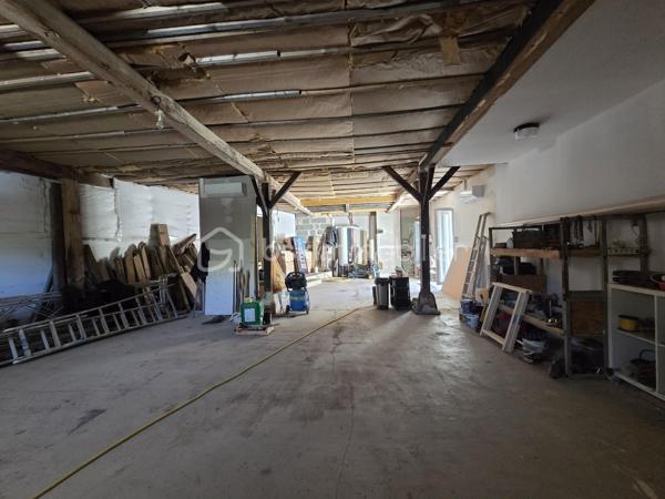 Un bien d'exception où confort, modernité et qualité de construction se conjuguent à la perfection. Une visite suffira pour tomber sous le charme ! 

Laissez-vous séduire par cette magnifique maison contemporaine de 2022, parfaitement entretenue et décorée avec beaucoup de goût. Construite avec des matériaux de qualité, elle offre des prestations modernes, de beaux volumes et un confort de vie exceptionnel, dans un environnement calme tout en restant à proximité immédiate de toutes les commodités.

Dès l'entrée, vous serez séduits par une vaste et lumineuse pièce de vie de 47 m², composée d'une cuisine aménagée et entièrement équipée (2022), ouverte sur un salon chaleureux agrémenté d'un poêle à granulés et d'une climatisation réversible.

L'espace nuit comprend une élégante suite parentale avec dressing et salle d'eau privative (douche à l'italienne et double vasque), deux autres chambres de 17 m² et 12 m², une salle de bains.

Une salle à manger conviviale avec poêle à granulés ouverte sur un patio de 40 m2.

Un véritable atout complète ce bien : une pièce indépendante de 55 m² avec son entrée privative, offrant de nombreuses possibilités d'aménagement. Elle pourra accueillir un bureau pour une activité professionnelle, une salle de sport, un espace détente, un studio, des chambres supplémentaires ou encore un logement indépendant selon vos envies.

Le garage de 80 m², entièrement isolé, avec une mezzanine dispose d'un chauffe-eau thermodynamique, des arrivées et évacuations d'eau ainsi que des raccordements prévus pour une salle d'eau et des toilettes. Son volume permet également d'envisager une extension de la surface habitable.

À l'extérieur, vous profiterez d'une agréable terrasse, d'un patio intérieur propice à la détente ainsi que d'un jardin gravillonné, piscinable et facile d'entretien.

Prestations de qualité :
Construction de 2022
Pompe à chaleur
Climatisation réversible dans toute la maison
Poêle à granulés (3)
Menuiseries PVC double vitrage
VMC double flux
Chauffe-eau thermodynamique
Isolation thermique par l'extérieur (ITE)
Toiture neuve
Assainissement : tout à l'égout

Une maison aux prestations irréprochables, offrant de généreux volumes et un fort potentiel d'évolution. Un bien rare sur le marché, à découvrir sans tarder !