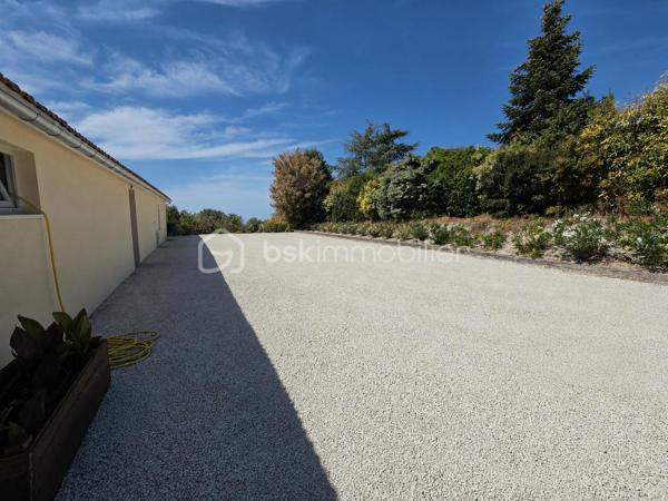 Un bien d'exception où confort, modernité et qualité de construction se conjuguent à la perfection. Une visite suffira pour tomber sous le charme ! 

Laissez-vous séduire par cette magnifique maison contemporaine de 2022, parfaitement entretenue et décorée avec beaucoup de goût. Construite avec des matériaux de qualité, elle offre des prestations modernes, de beaux volumes et un confort de vie exceptionnel, dans un environnement calme tout en restant à proximité immédiate de toutes les commodités.

Dès l'entrée, vous serez séduits par une vaste et lumineuse pièce de vie de 47 m², composée d'une cuisine aménagée et entièrement équipée (2022), ouverte sur un salon chaleureux agrémenté d'un poêle à granulés et d'une climatisation réversible.

L'espace nuit comprend une élégante suite parentale avec dressing et salle d'eau privative (douche à l'italienne et double vasque), deux autres chambres de 17 m² et 12 m², une salle de bains.

Une salle à manger conviviale avec poêle à granulés ouverte sur un patio de 40 m2.

Un véritable atout complète ce bien : une pièce indépendante de 55 m² avec son entrée privative, offrant de nombreuses possibilités d'aménagement. Elle pourra accueillir un bureau pour une activité professionnelle, une salle de sport, un espace détente, un studio, des chambres supplémentaires ou encore un logement indépendant selon vos envies.

Le garage de 80 m², entièrement isolé, avec une mezzanine dispose d'un chauffe-eau thermodynamique, des arrivées et évacuations d'eau ainsi que des raccordements prévus pour une salle d'eau et des toilettes. Son volume permet également d'envisager une extension de la surface habitable.

À l'extérieur, vous profiterez d'une agréable terrasse, d'un patio intérieur propice à la détente ainsi que d'un jardin gravillonné, piscinable et facile d'entretien.

Prestations de qualité :
Construction de 2022
Pompe à chaleur
Climatisation réversible dans toute la maison
Poêle à granulés (3)
Menuiseries PVC double vitrage
VMC double flux
Chauffe-eau thermodynamique
Isolation thermique par l'extérieur (ITE)
Toiture neuve
Assainissement : tout à l'égout

Une maison aux prestations irréprochables, offrant de généreux volumes et un fort potentiel d'évolution. Un bien rare sur le marché, à découvrir sans tarder !