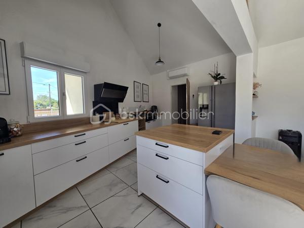 Un bien d'exception où confort, modernité et qualité de construction se conjuguent à la perfection. Une visite suffira pour tomber sous le charme ! 

Laissez-vous séduire par cette magnifique maison contemporaine de 2022, parfaitement entretenue et décorée avec beaucoup de goût. Construite avec des matériaux de qualité, elle offre des prestations modernes, de beaux volumes et un confort de vie exceptionnel, dans un environnement calme tout en restant à proximité immédiate de toutes les commodités.

Dès l'entrée, vous serez séduits par une vaste et lumineuse pièce de vie de 47 m², composée d'une cuisine aménagée et entièrement équipée (2022), ouverte sur un salon chaleureux agrémenté d'un poêle à granulés et d'une climatisation réversible.

L'espace nuit comprend une élégante suite parentale avec dressing et salle d'eau privative (douche à l'italienne et double vasque), deux autres chambres de 17 m² et 12 m², une salle de bains.

Une salle à manger conviviale avec poêle à granulés ouverte sur un patio de 40 m2.

Un véritable atout complète ce bien : une pièce indépendante de 55 m² avec son entrée privative, offrant de nombreuses possibilités d'aménagement. Elle pourra accueillir un bureau pour une activité professionnelle, une salle de sport, un espace détente, un studio, des chambres supplémentaires ou encore un logement indépendant selon vos envies.

Le garage de 80 m², entièrement isolé, avec une mezzanine dispose d'un chauffe-eau thermodynamique, des arrivées et évacuations d'eau ainsi que des raccordements prévus pour une salle d'eau et des toilettes. Son volume permet également d'envisager une extension de la surface habitable.

À l'extérieur, vous profiterez d'une agréable terrasse, d'un patio intérieur propice à la détente ainsi que d'un jardin gravillonné, piscinable et facile d'entretien.

Prestations de qualité :
Construction de 2022
Pompe à chaleur
Climatisation réversible dans toute la maison
Poêle à granulés (3)
Menuiseries PVC double vitrage
VMC double flux
Chauffe-eau thermodynamique
Isolation thermique par l'extérieur (ITE)
Toiture neuve
Assainissement : tout à l'égout

Une maison aux prestations irréprochables, offrant de généreux volumes et un fort potentiel d'évolution. Un bien rare sur le marché, à découvrir sans tarder !