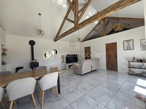 Un bien d'exception où confort, modernité et qualité de construction se conjuguent à la perfection. Une visite suffira pour tomber sous le charme ! 

Laissez-vous séduire par cette magnifique maison contemporaine de 2022, parfaitement entretenue et décorée avec beaucoup de goût. Construite avec des matériaux de qualité, elle offre des prestations modernes, de beaux volumes et un confort de vie exceptionnel, dans un environnement calme tout en restant à proximité immédiate de toutes les commodités.

Dès l'entrée, vous serez séduits par une vaste et lumineuse pièce de vie de 47 m², composée d'une cuisine aménagée et entièrement équipée (2022), ouverte sur un salon chaleureux agrémenté d'un poêle à granulés et d'une climatisation réversible.

L'espace nuit comprend une élégante suite parentale avec dressing et salle d'eau privative (douche à l'italienne et double vasque), deux autres chambres de 17 m² et 12 m², une salle de bains.

Une salle à manger conviviale avec poêle à granulés ouverte sur un patio de 40 m2.

Un véritable atout complète ce bien : une pièce indépendante de 55 m² avec son entrée privative, offrant de nombreuses possibilités d'aménagement. Elle pourra accueillir un bureau pour une activité professionnelle, une salle de sport, un espace détente, un studio, des chambres supplémentaires ou encore un logement indépendant selon vos envies.

Le garage de 80 m², entièrement isolé, avec une mezzanine dispose d'un chauffe-eau thermodynamique, des arrivées et évacuations d'eau ainsi que des raccordements prévus pour une salle d'eau et des toilettes. Son volume permet également d'envisager une extension de la surface habitable.

À l'extérieur, vous profiterez d'une agréable terrasse, d'un patio intérieur propice à la détente ainsi que d'un jardin gravillonné, piscinable et facile d'entretien.

Prestations de qualité :
Construction de 2022
Pompe à chaleur
Climatisation réversible dans toute la maison
Poêle à granulés (3)
Menuiseries PVC double vitrage
VMC double flux
Chauffe-eau thermodynamique
Isolation thermique par l'extérieur (ITE)
Toiture neuve
Assainissement : tout à l'égout

Une maison aux prestations irréprochables, offrant de généreux volumes et un fort potentiel d'évolution. Un bien rare sur le marché, à découvrir sans tarder !
