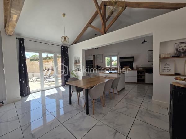 Un bien d'exception où confort, modernité et qualité de construction se conjuguent à la perfection. Une visite suffira pour tomber sous le charme ! 

Laissez-vous séduire par cette magnifique maison contemporaine de 2022, parfaitement entretenue et décorée avec beaucoup de goût. Construite avec des matériaux de qualité, elle offre des prestations modernes, de beaux volumes et un confort de vie exceptionnel, dans un environnement calme tout en restant à proximité immédiate de toutes les commodités.

Dès l'entrée, vous serez séduits par une vaste et lumineuse pièce de vie de 47 m², composée d'une cuisine aménagée et entièrement équipée (2022), ouverte sur un salon chaleureux agrémenté d'un poêle à granulés et d'une climatisation réversible.

L'espace nuit comprend une élégante suite parentale avec dressing et salle d'eau privative (douche à l'italienne et double vasque), deux autres chambres de 17 m² et 12 m², une salle de bains.

Une salle à manger conviviale avec poêle à granulés ouverte sur un patio de 40 m2.

Un véritable atout complète ce bien : une pièce indépendante de 55 m² avec son entrée privative, offrant de nombreuses possibilités d'aménagement. Elle pourra accueillir un bureau pour une activité professionnelle, une salle de sport, un espace détente, un studio, des chambres supplémentaires ou encore un logement indépendant selon vos envies.

Le garage de 80 m², entièrement isolé, avec une mezzanine dispose d'un chauffe-eau thermodynamique, des arrivées et évacuations d'eau ainsi que des raccordements prévus pour une salle d'eau et des toilettes. Son volume permet également d'envisager une extension de la surface habitable.

À l'extérieur, vous profiterez d'une agréable terrasse, d'un patio intérieur propice à la détente ainsi que d'un jardin gravillonné, piscinable et facile d'entretien.

Prestations de qualité :
Construction de 2022
Pompe à chaleur
Climatisation réversible dans toute la maison
Poêle à granulés (3)
Menuiseries PVC double vitrage
VMC double flux
Chauffe-eau thermodynamique
Isolation thermique par l'extérieur (ITE)
Toiture neuve
Assainissement : tout à l'égout

Une maison aux prestations irréprochables, offrant de généreux volumes et un fort potentiel d'évolution. Un bien rare sur le marché, à découvrir sans tarder !