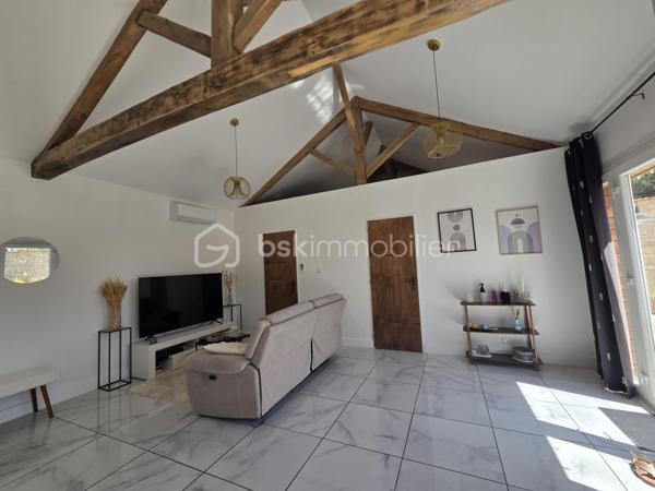 Un bien d'exception où confort, modernité et qualité de construction se conjuguent à la perfection. Une visite suffira pour tomber sous le charme ! 

Laissez-vous séduire par cette magnifique maison contemporaine de 2022, parfaitement entretenue et décorée avec beaucoup de goût. Construite avec des matériaux de qualité, elle offre des prestations modernes, de beaux volumes et un confort de vie exceptionnel, dans un environnement calme tout en restant à proximité immédiate de toutes les commodités.

Dès l'entrée, vous serez séduits par une vaste et lumineuse pièce de vie de 47 m², composée d'une cuisine aménagée et entièrement équipée (2022), ouverte sur un salon chaleureux agrémenté d'un poêle à granulés et d'une climatisation réversible.

L'espace nuit comprend une élégante suite parentale avec dressing et salle d'eau privative (douche à l'italienne et double vasque), deux autres chambres de 17 m² et 12 m², une salle de bains.

Une salle à manger conviviale avec poêle à granulés ouverte sur un patio de 40 m2.

Un véritable atout complète ce bien : une pièce indépendante de 55 m² avec son entrée privative, offrant de nombreuses possibilités d'aménagement. Elle pourra accueillir un bureau pour une activité professionnelle, une salle de sport, un espace détente, un studio, des chambres supplémentaires ou encore un logement indépendant selon vos envies.

Le garage de 80 m², entièrement isolé, avec une mezzanine dispose d'un chauffe-eau thermodynamique, des arrivées et évacuations d'eau ainsi que des raccordements prévus pour une salle d'eau et des toilettes. Son volume permet également d'envisager une extension de la surface habitable.

À l'extérieur, vous profiterez d'une agréable terrasse, d'un patio intérieur propice à la détente ainsi que d'un jardin gravillonné, piscinable et facile d'entretien.

Prestations de qualité :
Construction de 2022
Pompe à chaleur
Climatisation réversible dans toute la maison
Poêle à granulés (3)
Menuiseries PVC double vitrage
VMC double flux
Chauffe-eau thermodynamique
Isolation thermique par l'extérieur (ITE)
Toiture neuve
Assainissement : tout à l'égout

Une maison aux prestations irréprochables, offrant de généreux volumes et un fort potentiel d'évolution. Un bien rare sur le marché, à découvrir sans tarder !