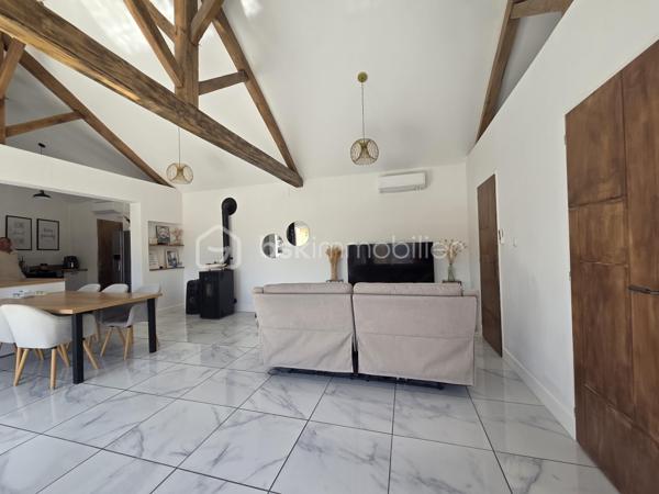 Un bien d'exception où confort, modernité et qualité de construction se conjuguent à la perfection. Une visite suffira pour tomber sous le charme ! 

Laissez-vous séduire par cette magnifique maison contemporaine de 2022, parfaitement entretenue et décorée avec beaucoup de goût. Construite avec des matériaux de qualité, elle offre des prestations modernes, de beaux volumes et un confort de vie exceptionnel, dans un environnement calme tout en restant à proximité immédiate de toutes les commodités.

Dès l'entrée, vous serez séduits par une vaste et lumineuse pièce de vie de 47 m², composée d'une cuisine aménagée et entièrement équipée (2022), ouverte sur un salon chaleureux agrémenté d'un poêle à granulés et d'une climatisation réversible.

L'espace nuit comprend une élégante suite parentale avec dressing et salle d'eau privative (douche à l'italienne et double vasque), deux autres chambres de 17 m² et 12 m², une salle de bains.

Une salle à manger conviviale avec poêle à granulés ouverte sur un patio de 40 m2.

Un véritable atout complète ce bien : une pièce indépendante de 55 m² avec son entrée privative, offrant de nombreuses possibilités d'aménagement. Elle pourra accueillir un bureau pour une activité professionnelle, une salle de sport, un espace détente, un studio, des chambres supplémentaires ou encore un logement indépendant selon vos envies.

Le garage de 80 m², entièrement isolé, avec une mezzanine dispose d'un chauffe-eau thermodynamique, des arrivées et évacuations d'eau ainsi que des raccordements prévus pour une salle d'eau et des toilettes. Son volume permet également d'envisager une extension de la surface habitable.

À l'extérieur, vous profiterez d'une agréable terrasse, d'un patio intérieur propice à la détente ainsi que d'un jardin gravillonné, piscinable et facile d'entretien.

Prestations de qualité :
Construction de 2022
Pompe à chaleur
Climatisation réversible dans toute la maison
Poêle à granulés (3)
Menuiseries PVC double vitrage
VMC double flux
Chauffe-eau thermodynamique
Isolation thermique par l'extérieur (ITE)
Toiture neuve
Assainissement : tout à l'égout

Une maison aux prestations irréprochables, offrant de généreux volumes et un fort potentiel d'évolution. Un bien rare sur le marché, à découvrir sans tarder !