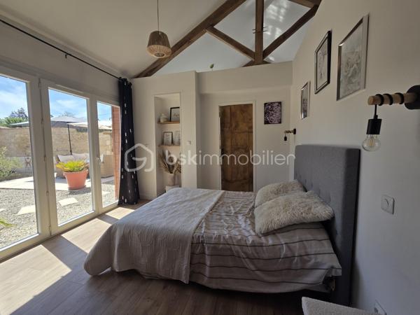 Un bien d'exception où confort, modernité et qualité de construction se conjuguent à la perfection. Une visite suffira pour tomber sous le charme ! 

Laissez-vous séduire par cette magnifique maison contemporaine de 2022, parfaitement entretenue et décorée avec beaucoup de goût. Construite avec des matériaux de qualité, elle offre des prestations modernes, de beaux volumes et un confort de vie exceptionnel, dans un environnement calme tout en restant à proximité immédiate de toutes les commodités.

Dès l'entrée, vous serez séduits par une vaste et lumineuse pièce de vie de 47 m², composée d'une cuisine aménagée et entièrement équipée (2022), ouverte sur un salon chaleureux agrémenté d'un poêle à granulés et d'une climatisation réversible.

L'espace nuit comprend une élégante suite parentale avec dressing et salle d'eau privative (douche à l'italienne et double vasque), deux autres chambres de 17 m² et 12 m², une salle de bains.

Une salle à manger conviviale avec poêle à granulés ouverte sur un patio de 40 m2.

Un véritable atout complète ce bien : une pièce indépendante de 55 m² avec son entrée privative, offrant de nombreuses possibilités d'aménagement. Elle pourra accueillir un bureau pour une activité professionnelle, une salle de sport, un espace détente, un studio, des chambres supplémentaires ou encore un logement indépendant selon vos envies.

Le garage de 80 m², entièrement isolé, avec une mezzanine dispose d'un chauffe-eau thermodynamique, des arrivées et évacuations d'eau ainsi que des raccordements prévus pour une salle d'eau et des toilettes. Son volume permet également d'envisager une extension de la surface habitable.

À l'extérieur, vous profiterez d'une agréable terrasse, d'un patio intérieur propice à la détente ainsi que d'un jardin gravillonné, piscinable et facile d'entretien.

Prestations de qualité :
Construction de 2022
Pompe à chaleur
Climatisation réversible dans toute la maison
Poêle à granulés (3)
Menuiseries PVC double vitrage
VMC double flux
Chauffe-eau thermodynamique
Isolation thermique par l'extérieur (ITE)
Toiture neuve
Assainissement : tout à l'égout

Une maison aux prestations irréprochables, offrant de généreux volumes et un fort potentiel d'évolution. Un bien rare sur le marché, à découvrir sans tarder !