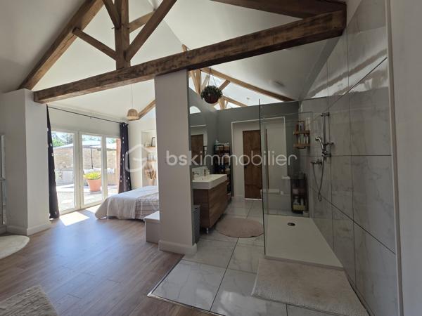 Un bien d'exception où confort, modernité et qualité de construction se conjuguent à la perfection. Une visite suffira pour tomber sous le charme ! 

Laissez-vous séduire par cette magnifique maison contemporaine de 2022, parfaitement entretenue et décorée avec beaucoup de goût. Construite avec des matériaux de qualité, elle offre des prestations modernes, de beaux volumes et un confort de vie exceptionnel, dans un environnement calme tout en restant à proximité immédiate de toutes les commodités.

Dès l'entrée, vous serez séduits par une vaste et lumineuse pièce de vie de 47 m², composée d'une cuisine aménagée et entièrement équipée (2022), ouverte sur un salon chaleureux agrémenté d'un poêle à granulés et d'une climatisation réversible.

L'espace nuit comprend une élégante suite parentale avec dressing et salle d'eau privative (douche à l'italienne et double vasque), deux autres chambres de 17 m² et 12 m², une salle de bains.

Une salle à manger conviviale avec poêle à granulés ouverte sur un patio de 40 m2.

Un véritable atout complète ce bien : une pièce indépendante de 55 m² avec son entrée privative, offrant de nombreuses possibilités d'aménagement. Elle pourra accueillir un bureau pour une activité professionnelle, une salle de sport, un espace détente, un studio, des chambres supplémentaires ou encore un logement indépendant selon vos envies.

Le garage de 80 m², entièrement isolé, avec une mezzanine dispose d'un chauffe-eau thermodynamique, des arrivées et évacuations d'eau ainsi que des raccordements prévus pour une salle d'eau et des toilettes. Son volume permet également d'envisager une extension de la surface habitable.

À l'extérieur, vous profiterez d'une agréable terrasse, d'un patio intérieur propice à la détente ainsi que d'un jardin gravillonné, piscinable et facile d'entretien.

Prestations de qualité :
Construction de 2022
Pompe à chaleur
Climatisation réversible dans toute la maison
Poêle à granulés (3)
Menuiseries PVC double vitrage
VMC double flux
Chauffe-eau thermodynamique
Isolation thermique par l'extérieur (ITE)
Toiture neuve
Assainissement : tout à l'égout

Une maison aux prestations irréprochables, offrant de généreux volumes et un fort potentiel d'évolution. Un bien rare sur le marché, à découvrir sans tarder !