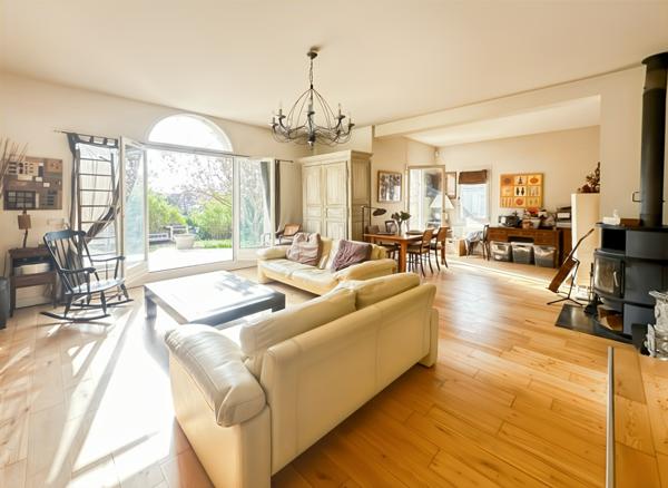 Maison familiale, 4 chambres, double garage, sous-sol, Piscine chaufée.