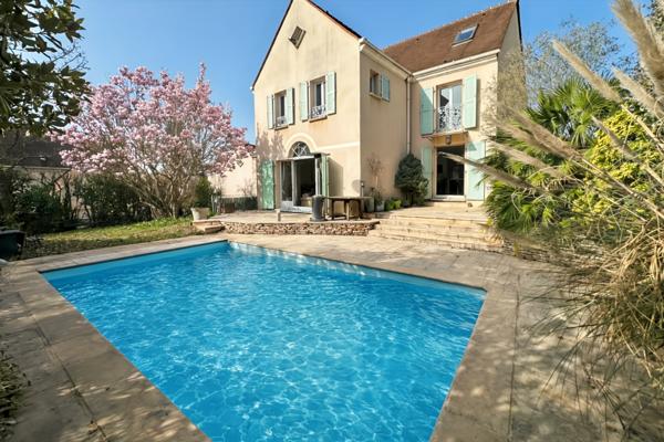 Maison familiale, 4 chambres, double garage, sous-sol, Piscine chaufée.