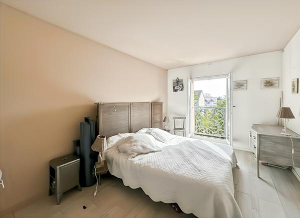 Maison familiale, 4 chambres, double garage, sous-sol, Piscine chaufée.