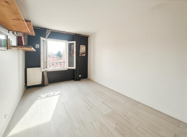 Maison familiale, 4 chambres, double garage, sous-sol, Piscine chaufée.