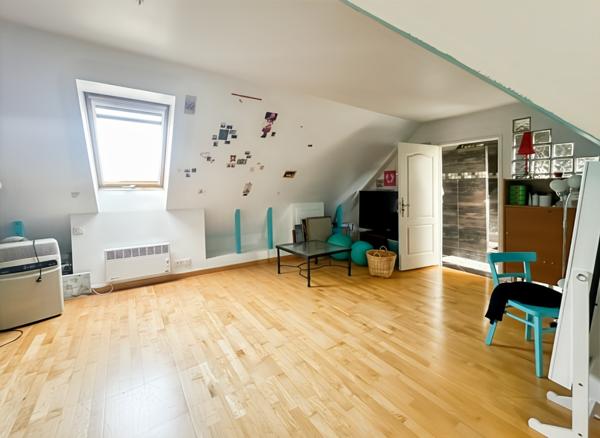 Maison familiale, 4 chambres, double garage, sous-sol, Piscine chaufée.