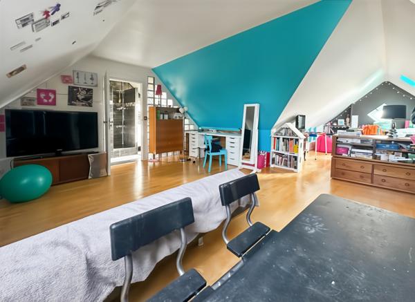 Maison familiale, 4 chambres, double garage, sous-sol, Piscine chaufée.