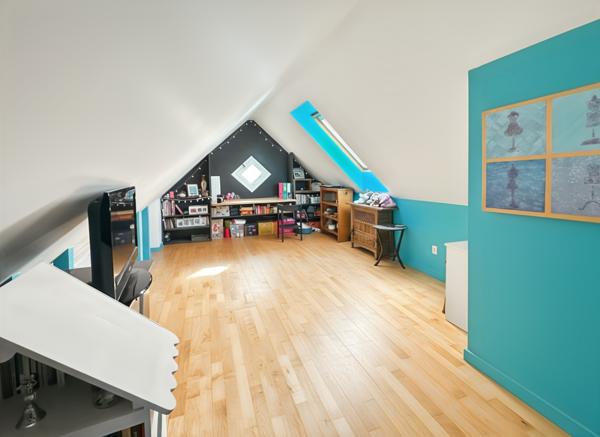 Maison familiale, 4 chambres, double garage, sous-sol, Piscine chaufée.