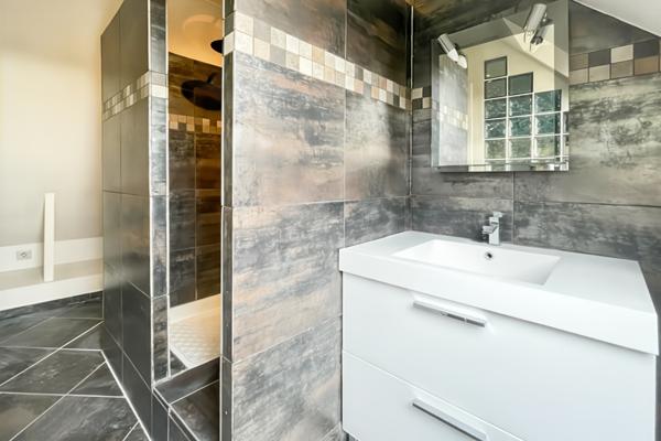 Maison familiale, 4 chambres, double garage, sous-sol, Piscine chaufée.