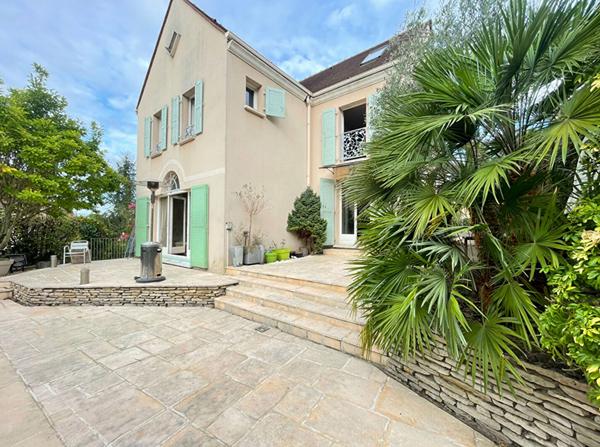 Maison familiale, 4 chambres, double garage, sous-sol, Piscine chaufée.