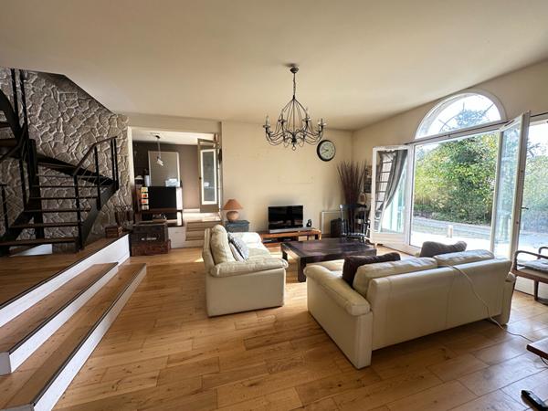 Maison familiale, 4 chambres, double garage, sous-sol, Piscine chaufée.